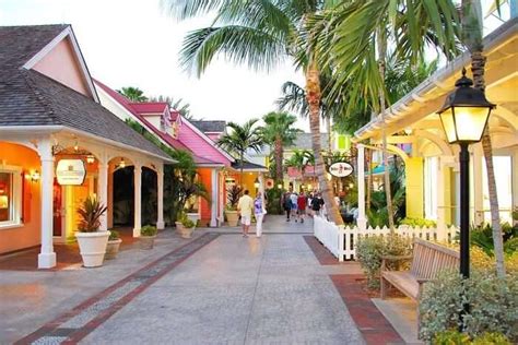 LUXURY RETAIL SHOPPING in Paradise 